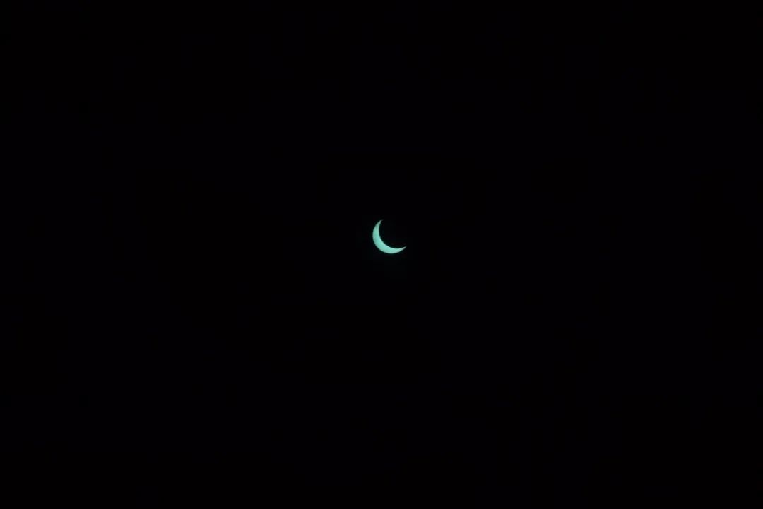 大理的天空日月同辉地上满是小月牙视频图